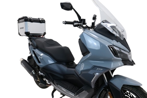 Top case GPR TECH compatible with  Bmw G 310 Gs 2017/2021 e4 GPR TECH Top case in aluminum, silver color with specific plate included Capacity 35 LT.